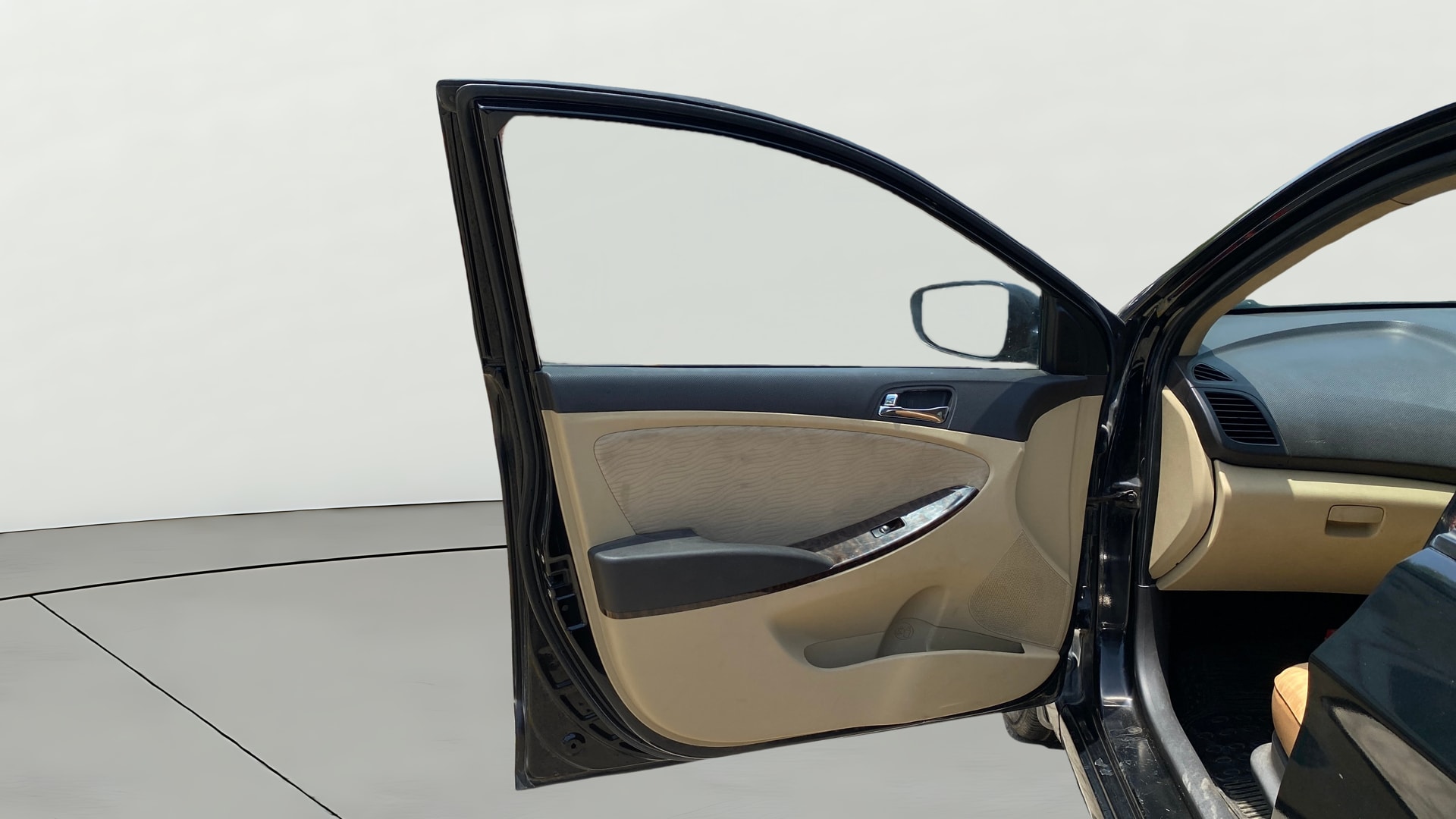View 2014 Hyundai Fluidic Verna 1.6 VTVT SX Image 37 Used 2014 Hyundai Fluidic Verna 1.6 VTVT SX Image 37