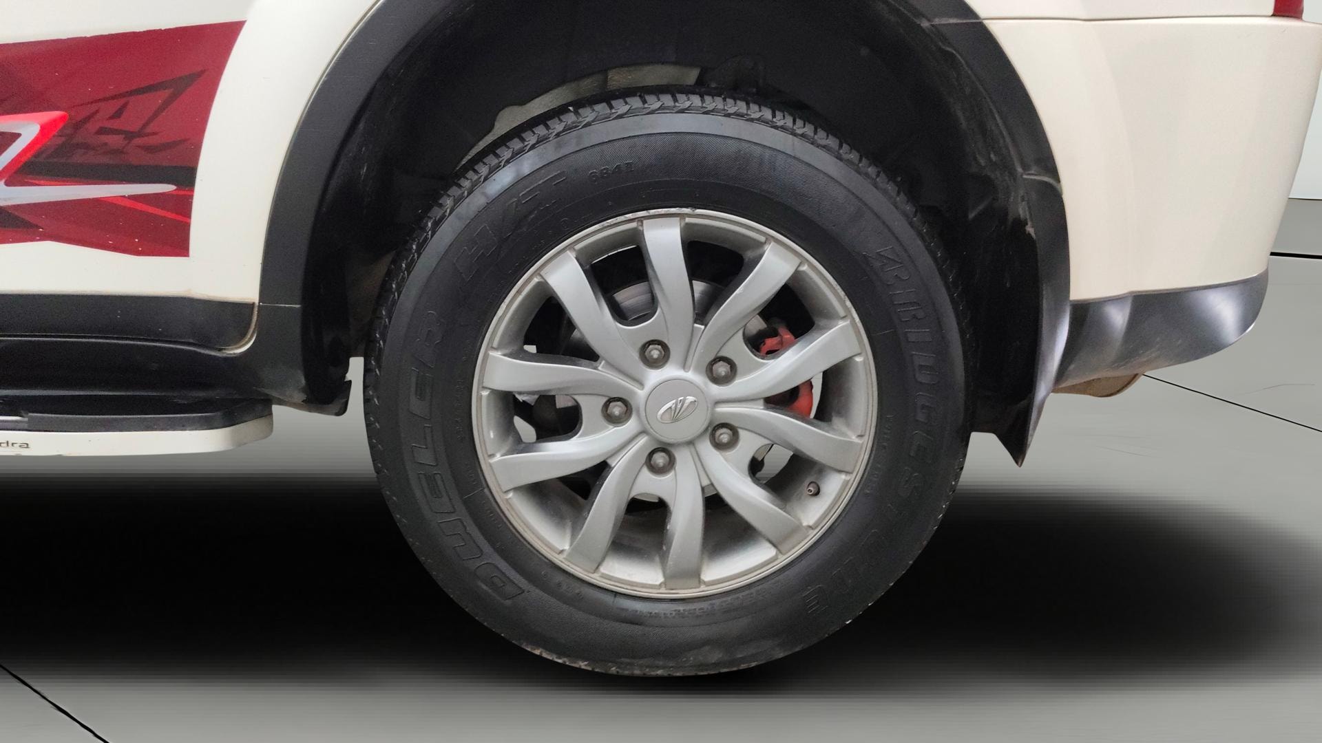 View 2017 Mahindra XUV500 G AT Image 8 Used 2017 Mahindra XUV500 G AT Image 8