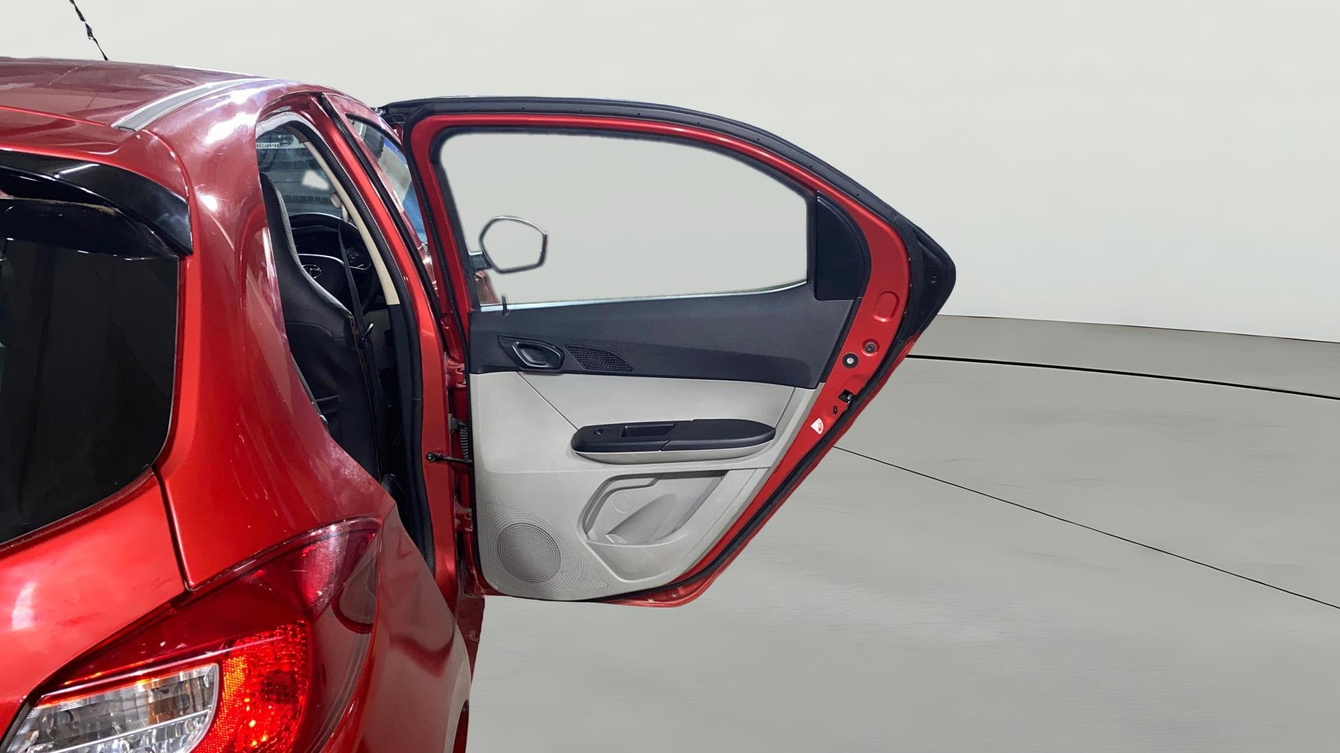 View 2019 Tata Tiago Revotorq XB Image 7 Used 2019 Tata Tiago Revotorq XB Image 7