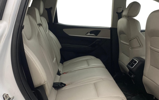 View Mahindra XUV700 Image 38 Used Mahindra XUV700 Image 38