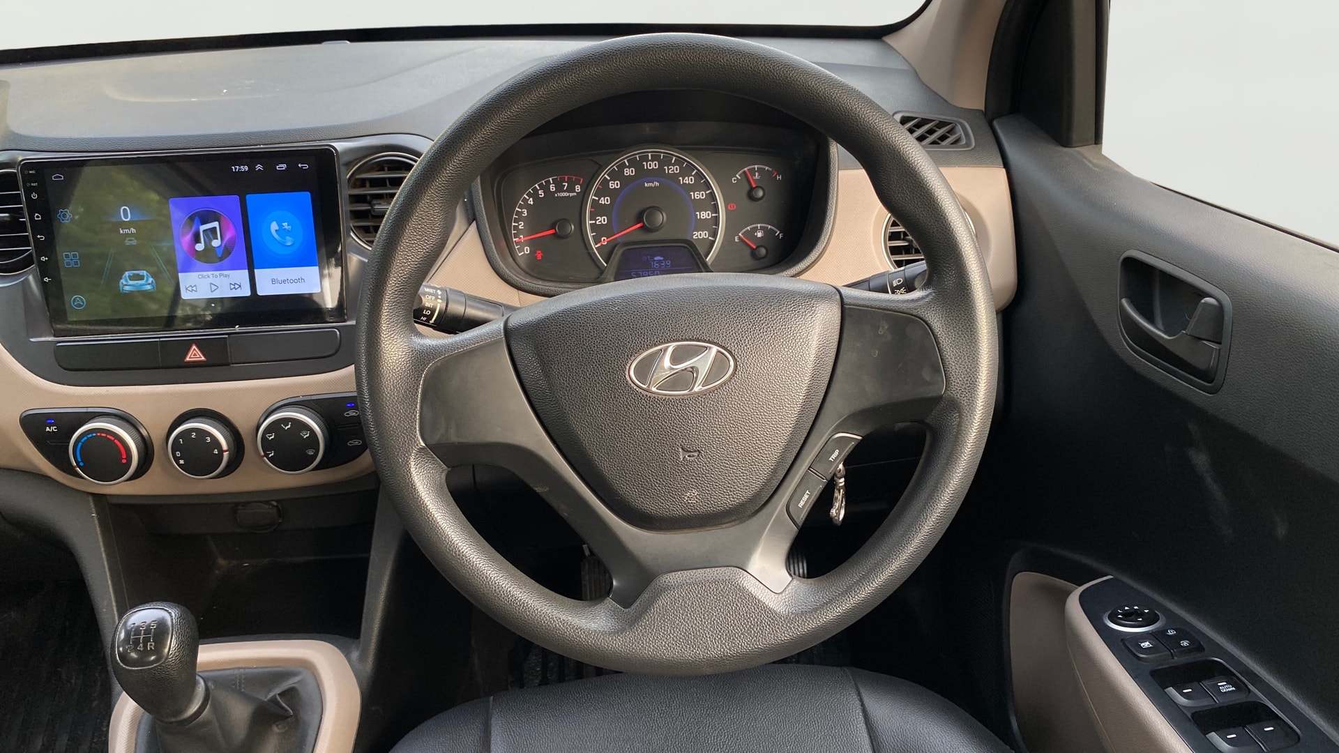 View 2015 Hyundai Grand i10 Magna 1.2 Kappa VTVT Image 14 Used 2015 Hyundai Grand i10 Magna 1.2 Kappa VTVT Image 14