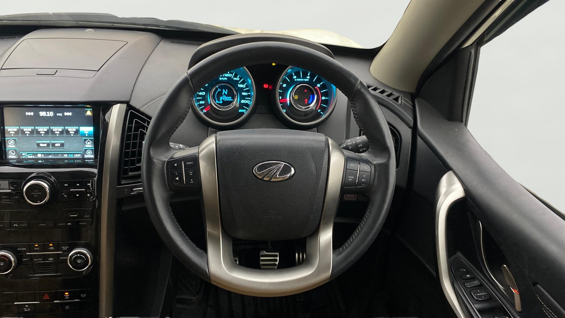 View 2021 Mahindra XUV500 W11 Image 14 Used 2021 Mahindra XUV500 W11 Image 14