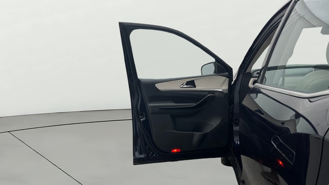 View Mahindra XUV700 Image 40 Used Mahindra XUV700 Image 40
