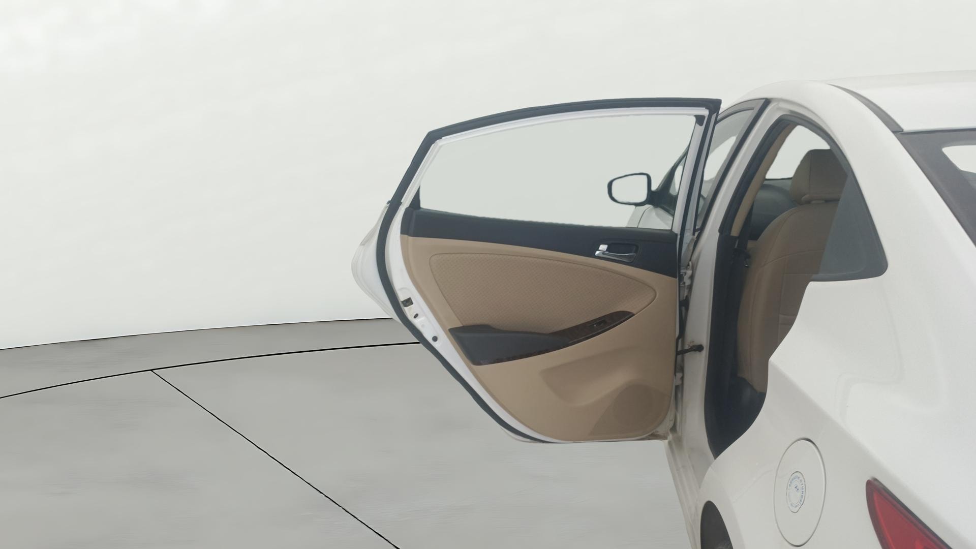 View 2014 Hyundai Fluidic Verna 1.6 VTVT SX Image 15 Used 2014 Hyundai Fluidic Verna 1.6 VTVT SX Image 15