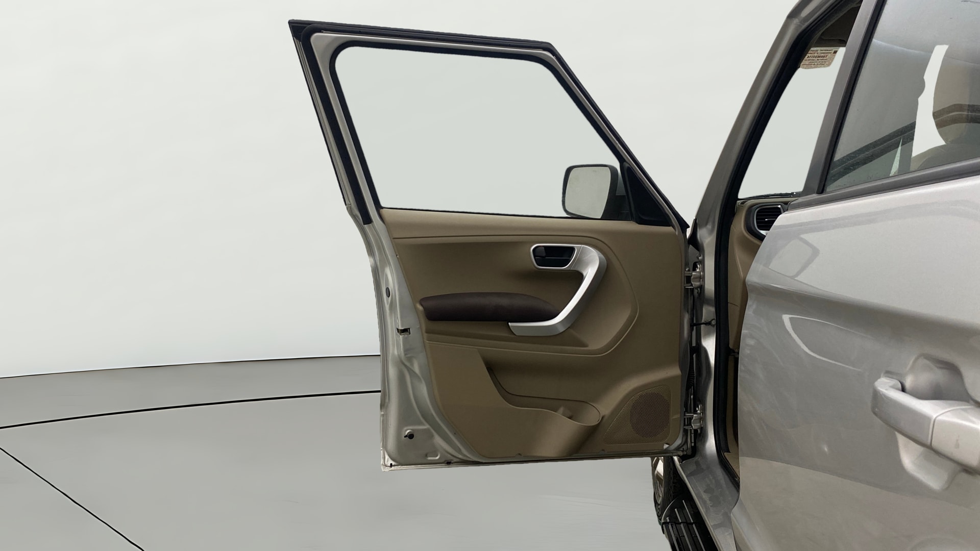 View 2017 Mahindra TUV300 T8 Image 31 Used 2017 Mahindra TUV300 T8 Image 31