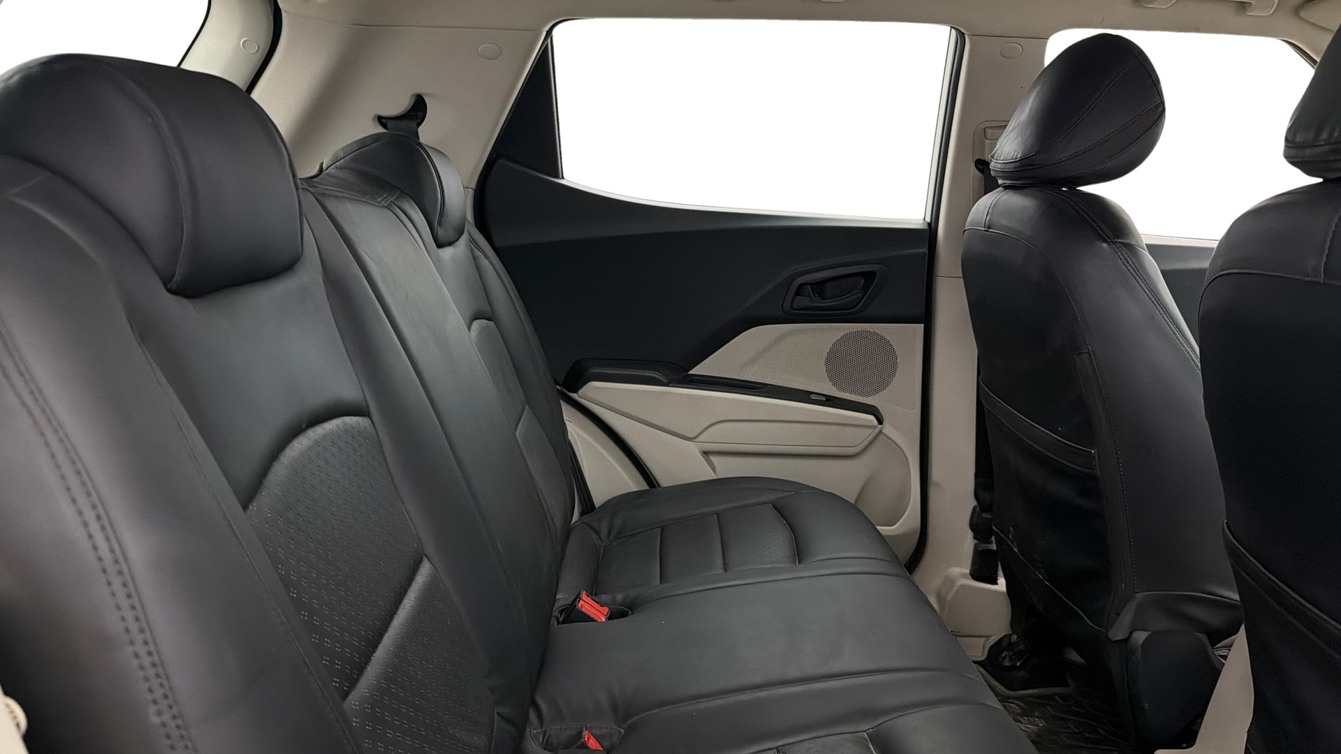View 2022 Mahindra XUV300 W4 Petrol BS IV Image 29 Used 2022 Mahindra XUV300 W4 Petrol BS IV Image 29