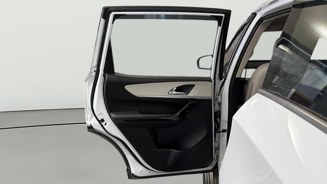 View Mahindra XUV700 Image 16 Used Mahindra XUV700 Image 16