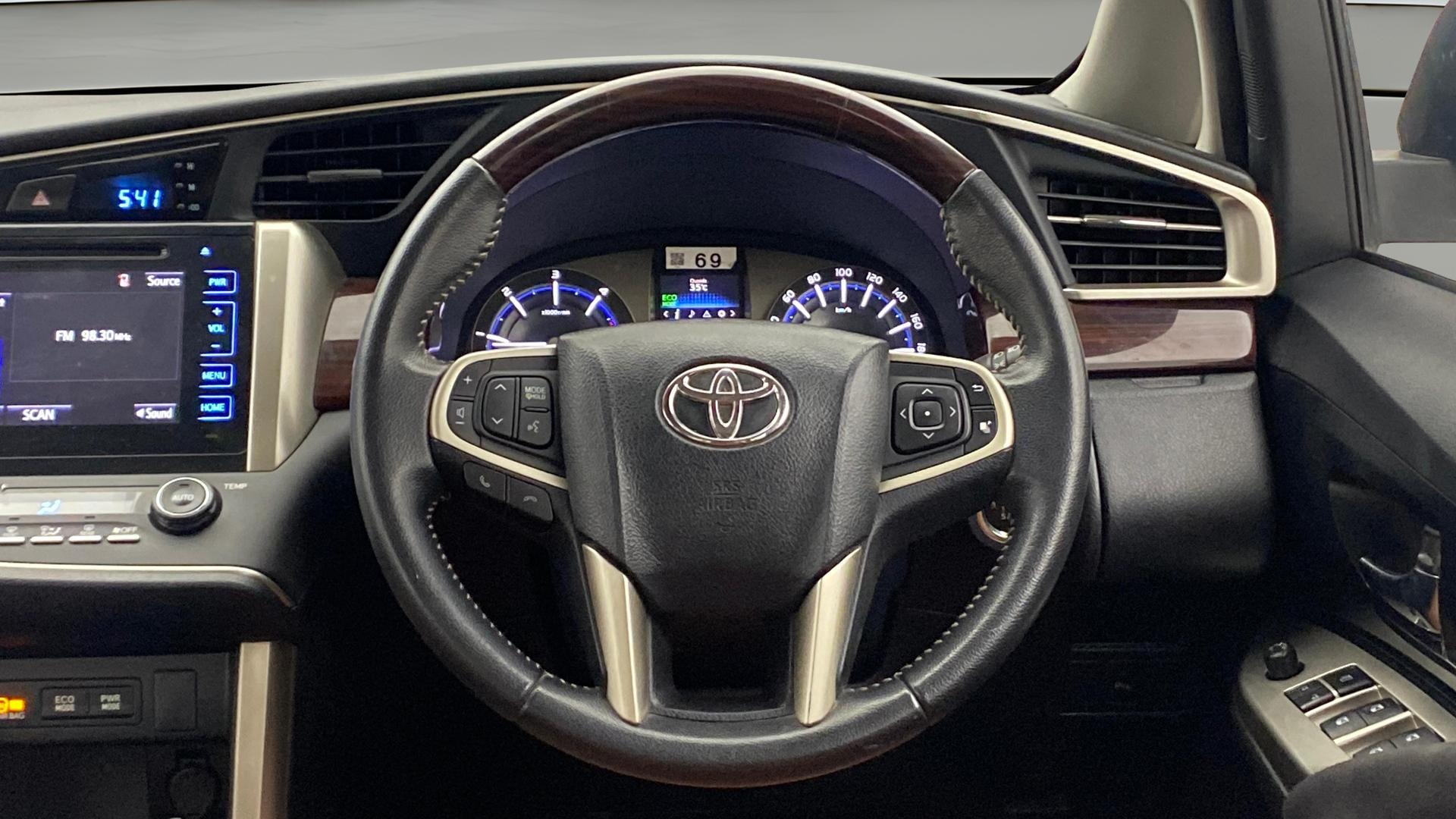 View 2017 Toyota Innova Crysta 2.4 VX MT 7-Seater BS IV Image 21 Used 2017 Toyota Innova Crysta 2.4 VX MT 7-Seater BS IV Image 21