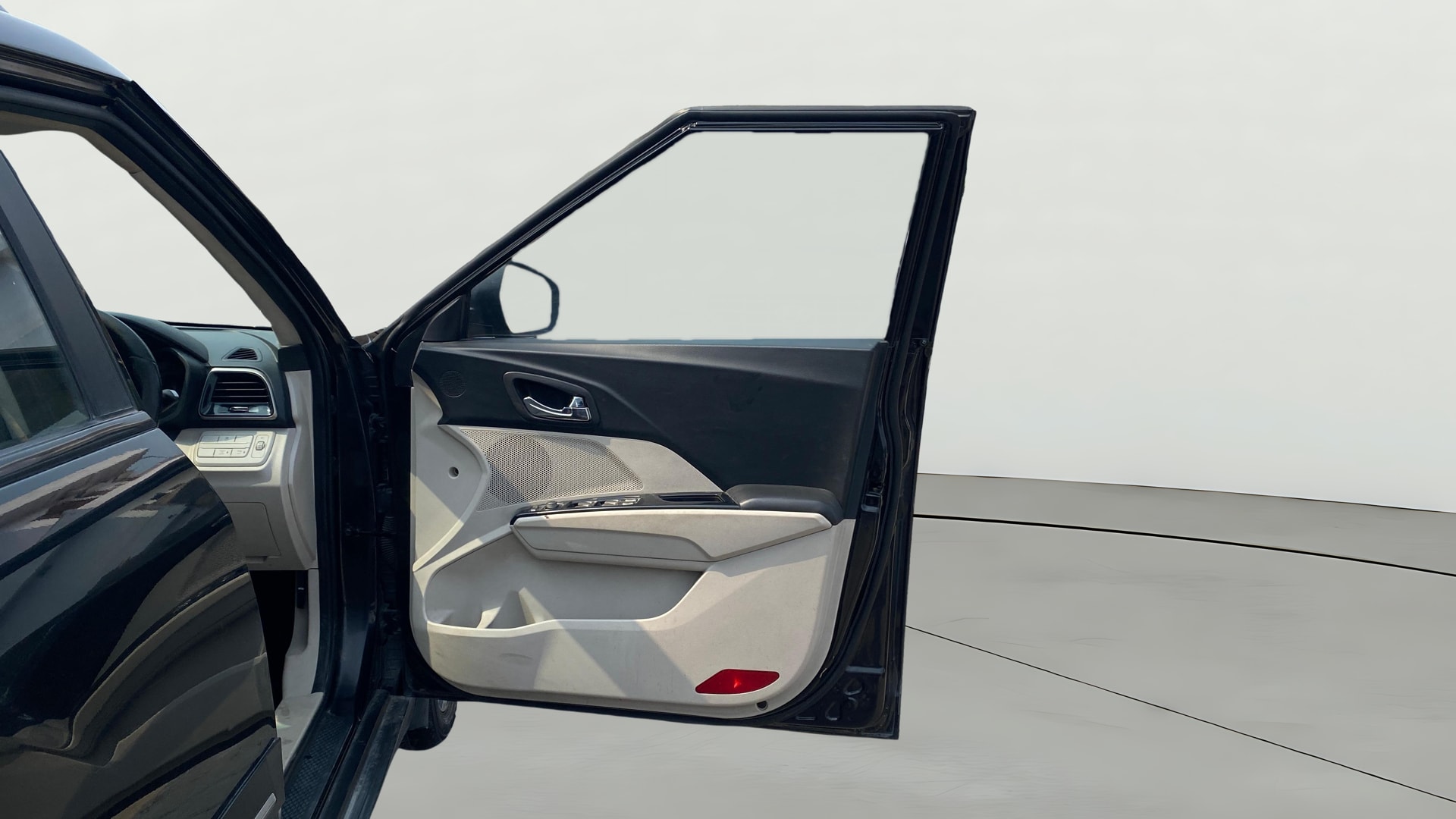 View 2019 Mahindra XUV300 W4 Petrol BS IV Image 48 Used 2019 Mahindra XUV300 W4 Petrol BS IV Image 48