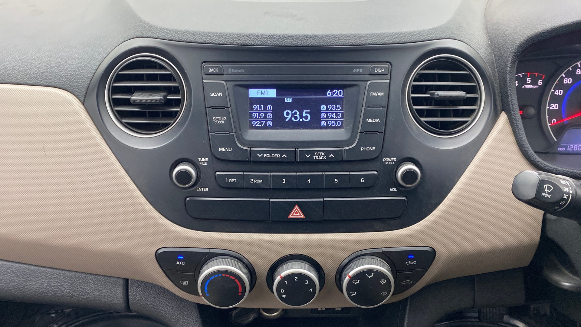 View 2016 Hyundai Grand i10 1.1 Sportz Diesel Image 17 Used 2016 Hyundai Grand i10 1.1 Sportz Diesel Image 17