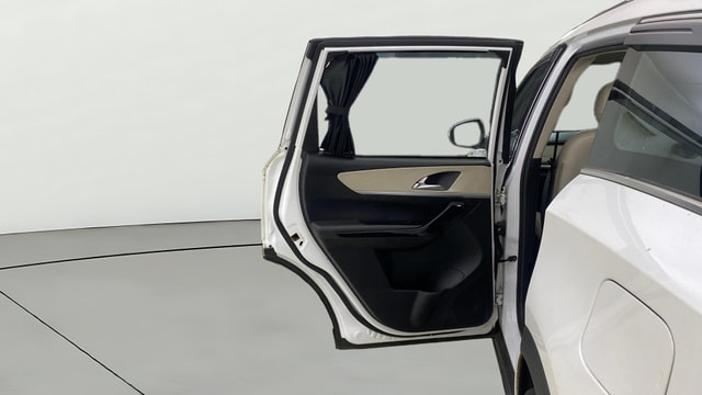 View Mahindra XUV700 Image 16 Used Mahindra XUV700 Image 16