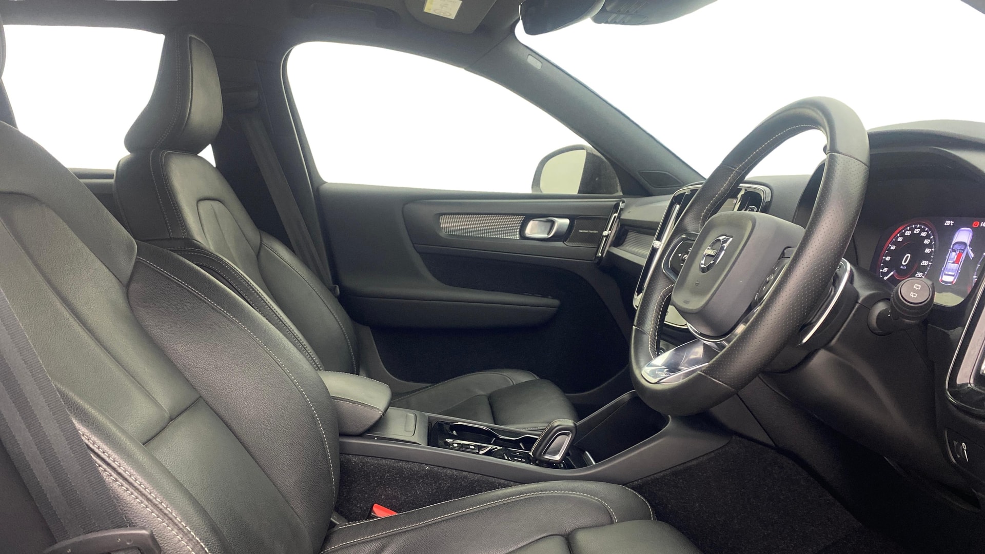 View 2020 Volvo XC40 D4 R-Design Image 18 Used 2020 Volvo XC40 D4 R-Design Image 18