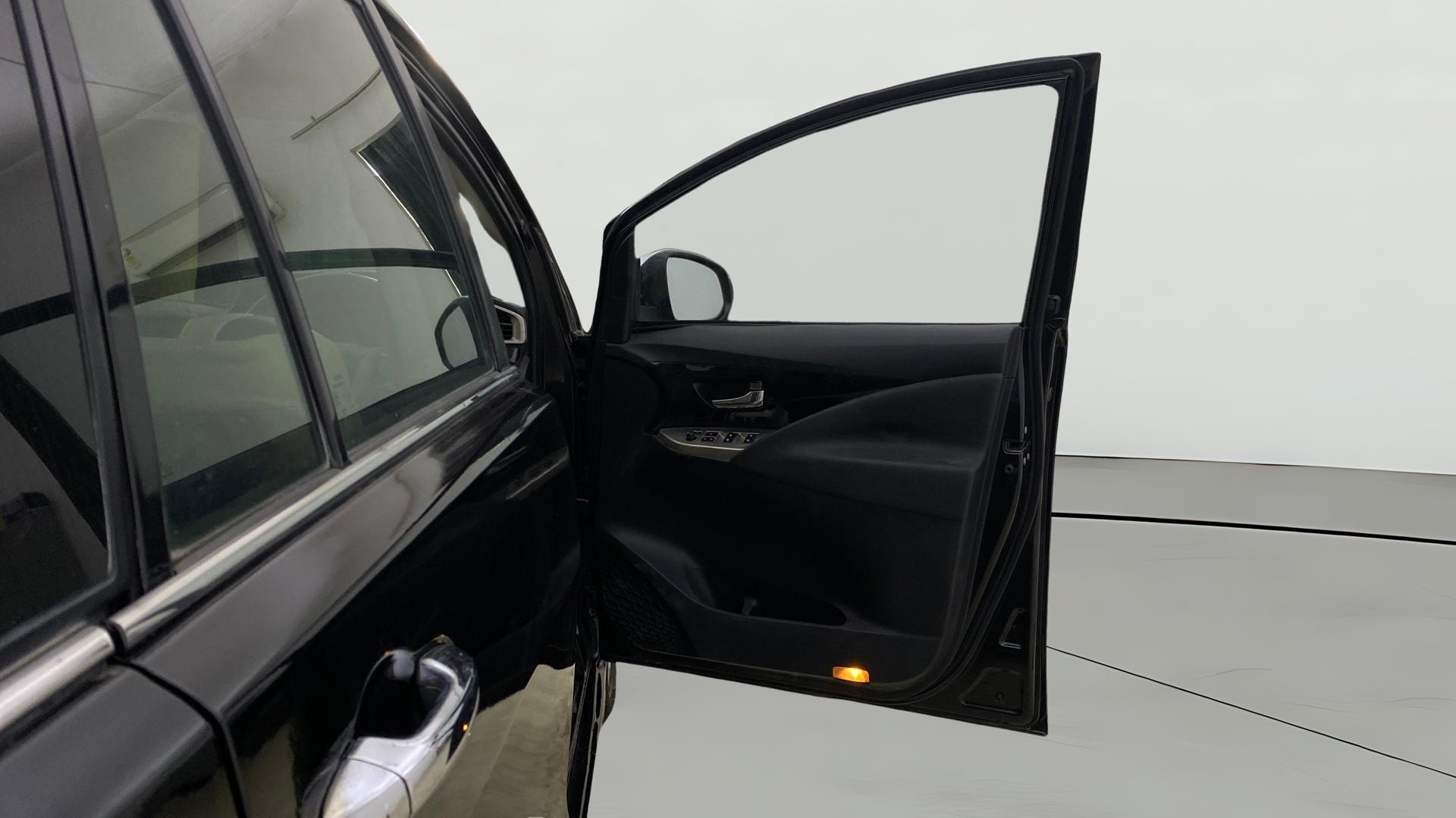 View 2017 Toyota Innova Crysta 2.8 ZX AT 7-Seater Image 47 Used 2017 Toyota Innova Crysta 2.8 ZX AT 7-Seater Image 47