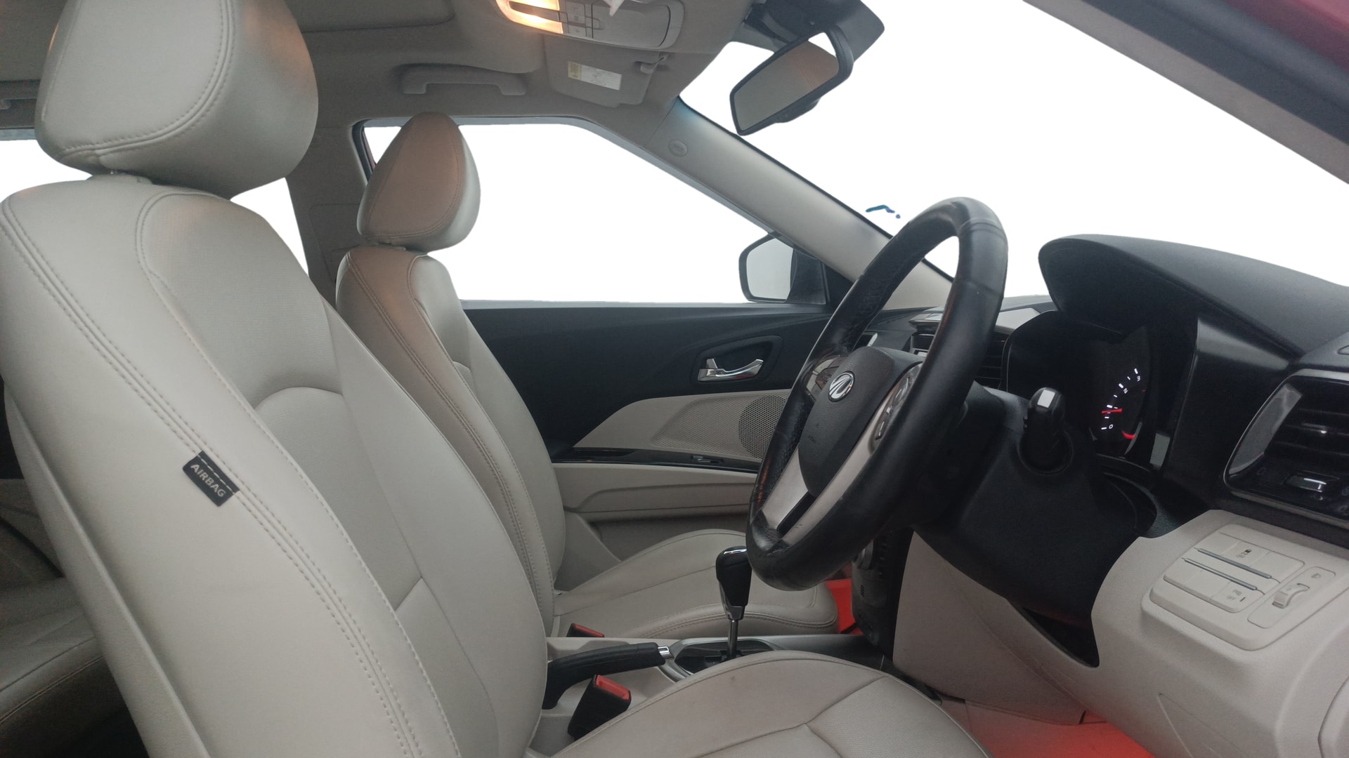 View 2021 Mahindra XUV300 W4 Petrol BS IV Image 18 Used 2021 Mahindra XUV300 W4 Petrol BS IV Image 18