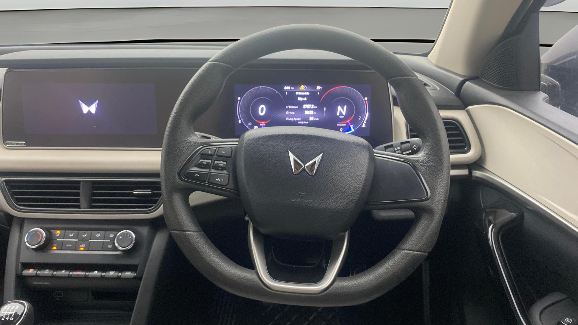 Used 2022 Mahindra XUV700 Used 2022 Mahindra XUV700