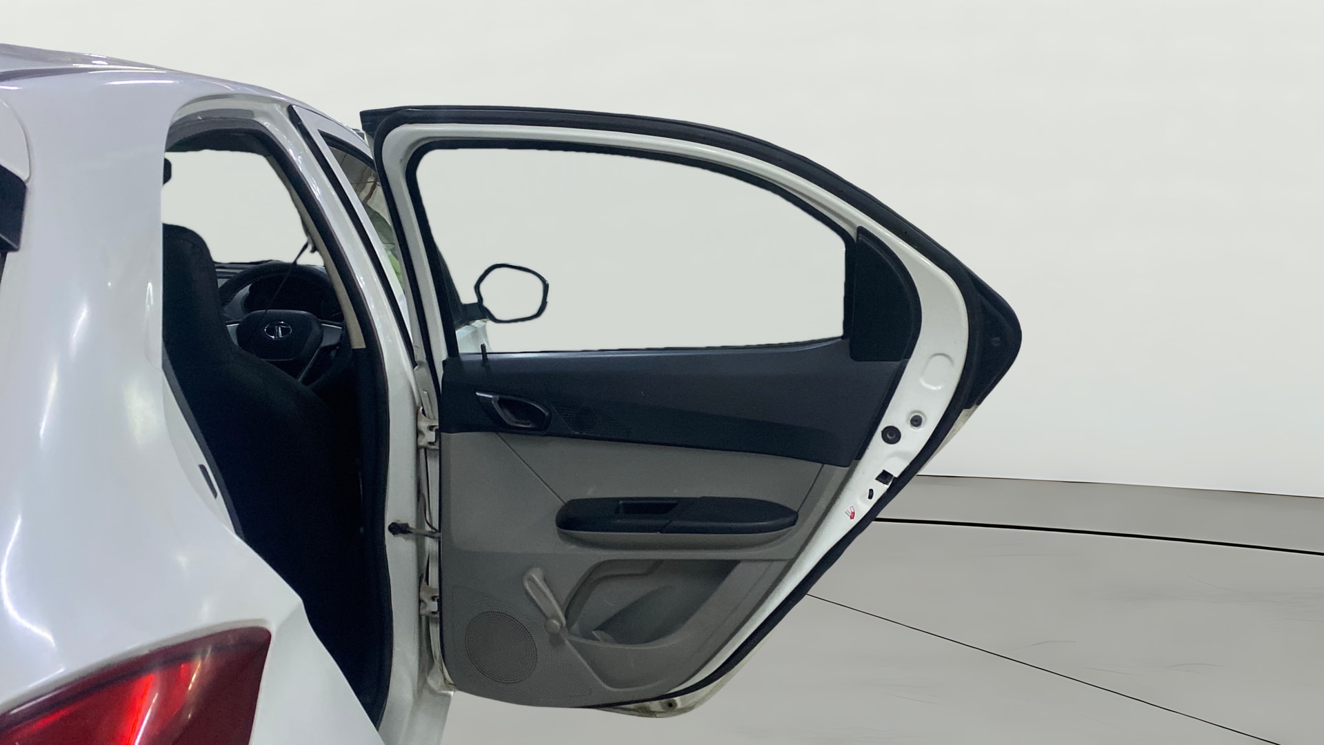 View 2018 Tata Tiago Revotorq XB Image 5 Used 2018 Tata Tiago Revotorq XB Image 5