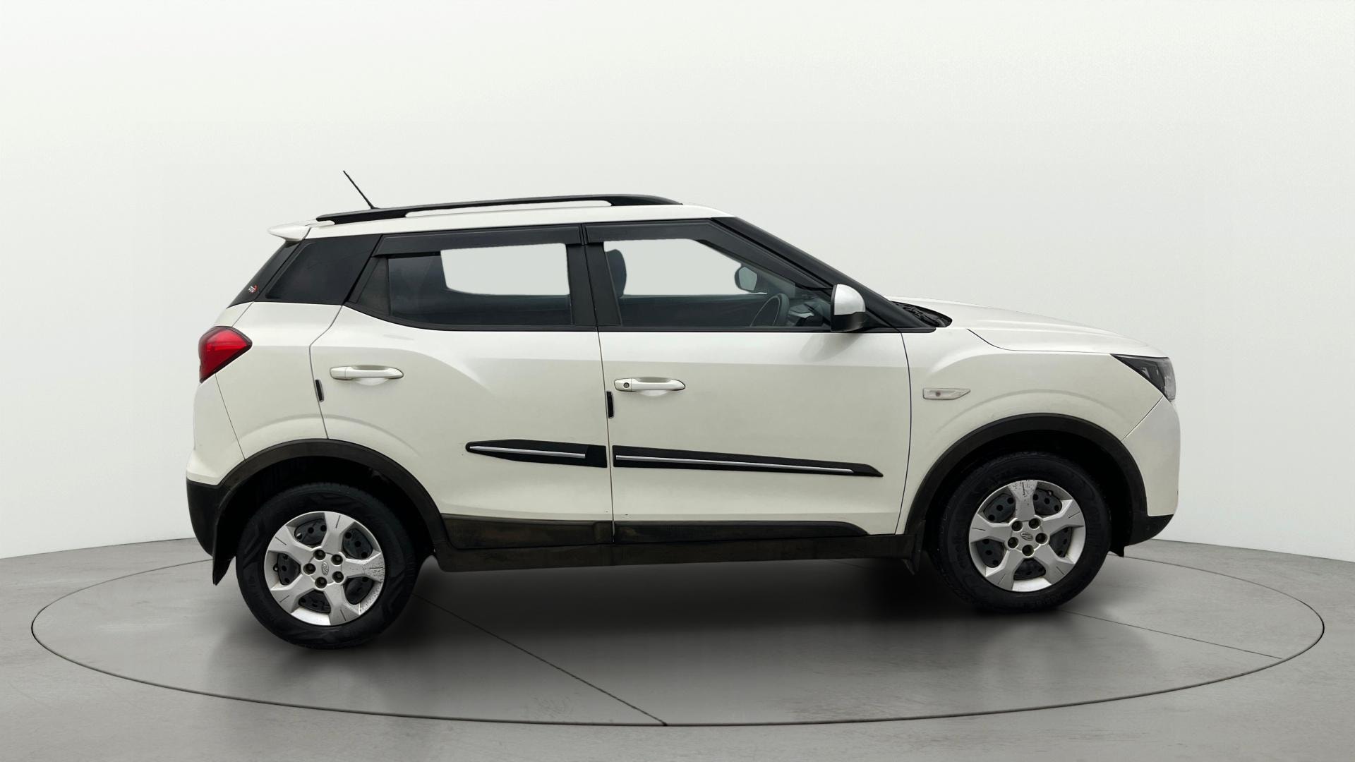 View 2019 Mahindra XUV300 W4 Petrol BS IV Image 8 Used 2019 Mahindra XUV300 W4 Petrol BS IV Image 8