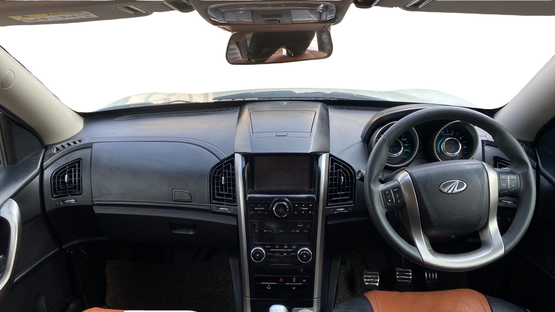 View 2021 Mahindra XUV500 W11 Image 32 Used 2021 Mahindra XUV500 W11 Image 32