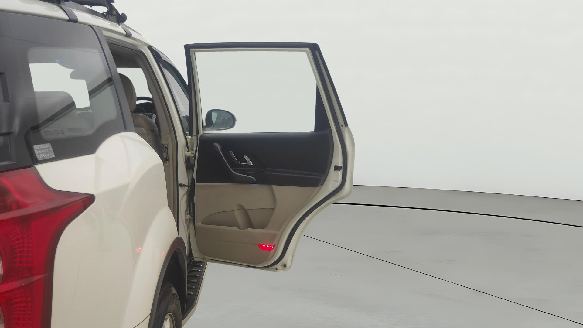 View 2017 Mahindra XUV500 W10 FWD AT Image 6 Used 2017 Mahindra XUV500 W10 FWD AT Image 6