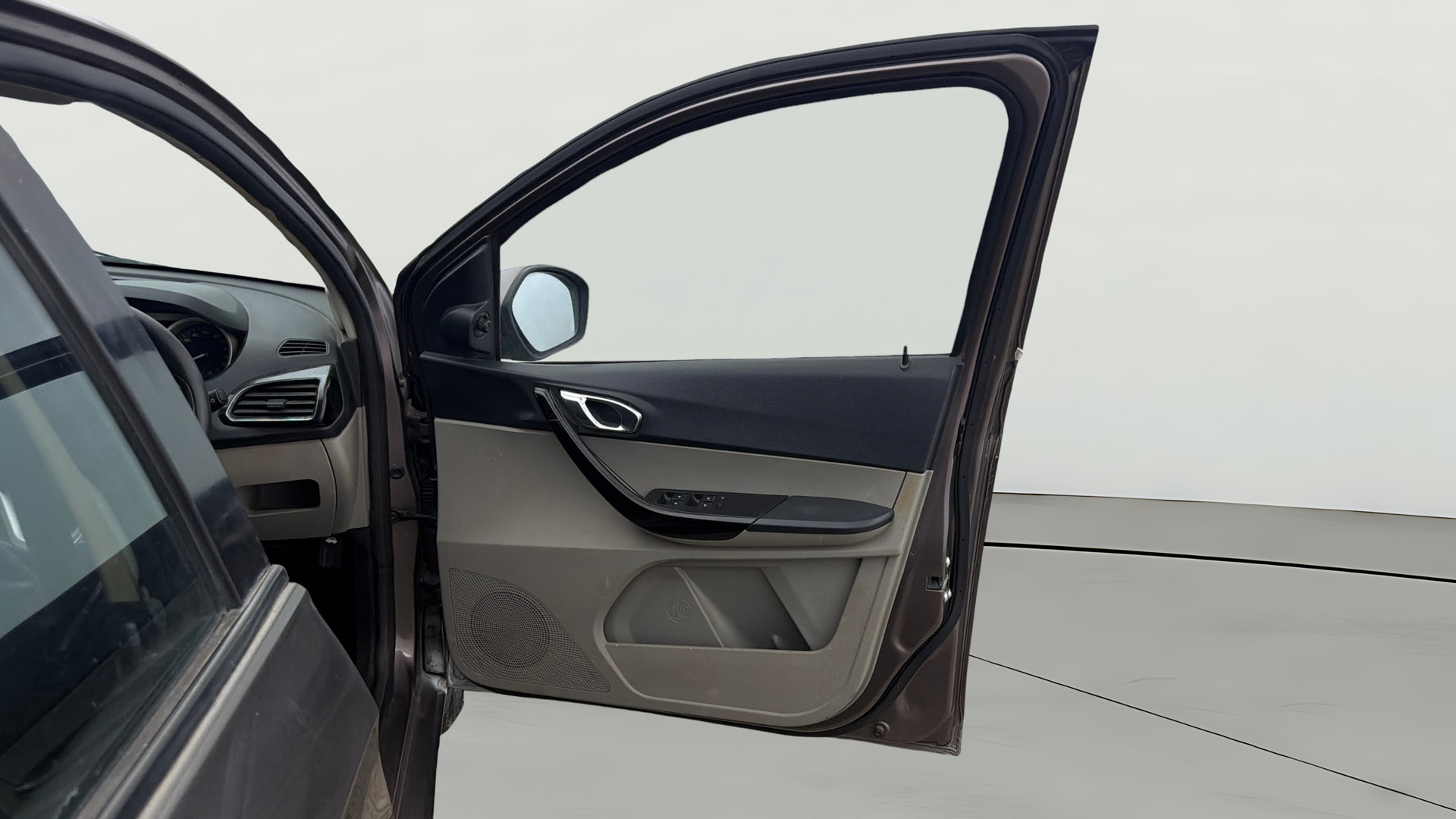 View 2016 Tata Tiago Revotorq XB Image 44 Used 2016 Tata Tiago Revotorq XB Image 44