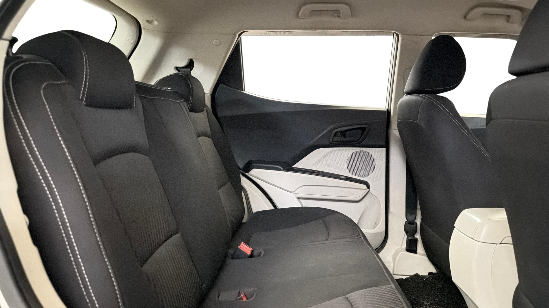 View 2022 Mahindra XUV300 W4 Petrol BS IV Image 30 Used 2022 Mahindra XUV300 W4 Petrol BS IV Image 30