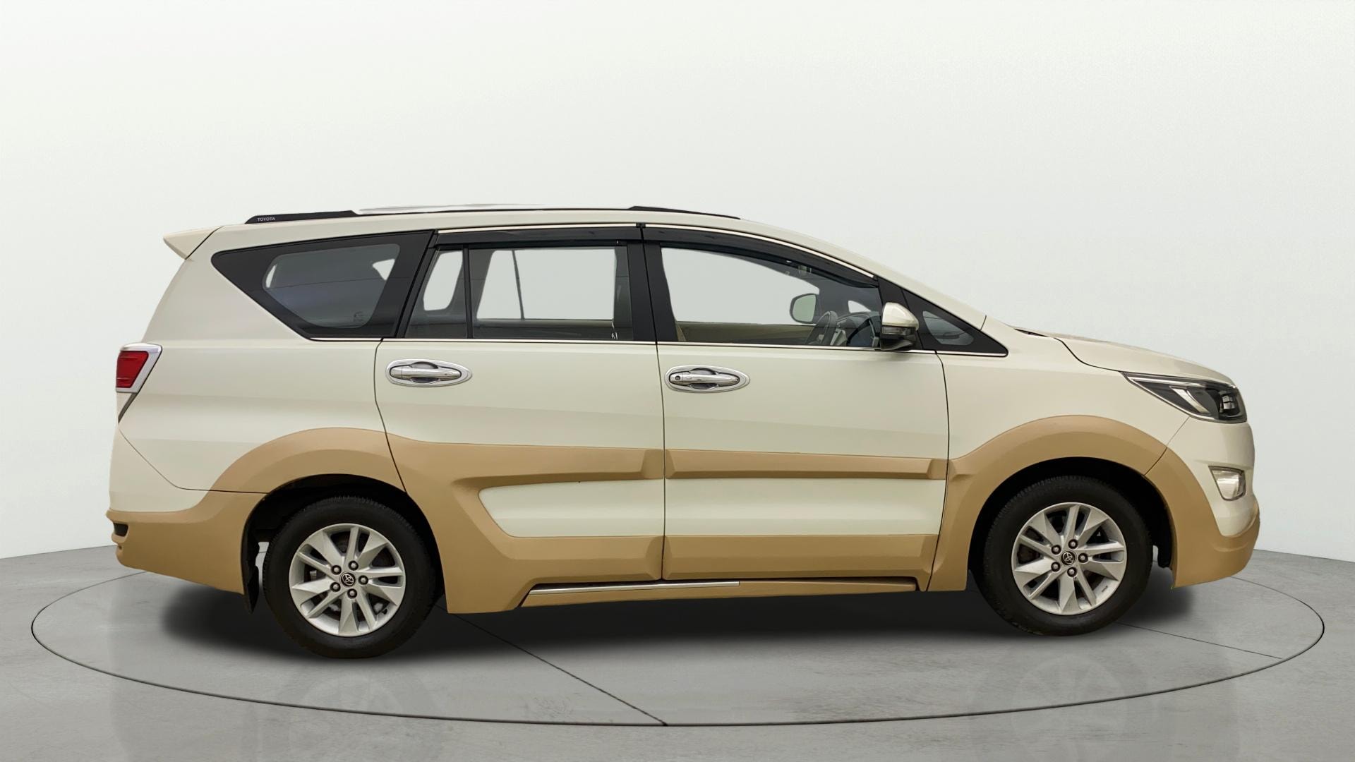 View 2017 Toyota Innova Crysta 2.4 VX MT 7-Seater BS IV Image 8 Used 2017 Toyota Innova Crysta 2.4 VX MT 7-Seater BS IV Image 8