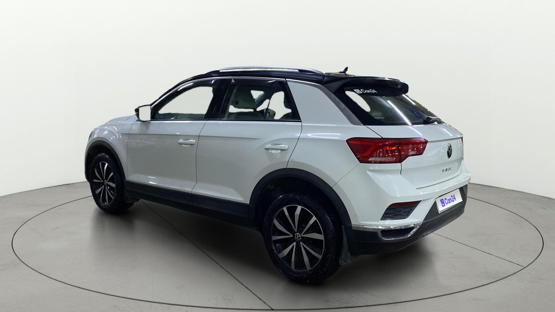 View 2021 Volkswagen T-Roc 1.5 TSI Image 2 Used 2021 Volkswagen T-Roc 1.5 TSI Image 2