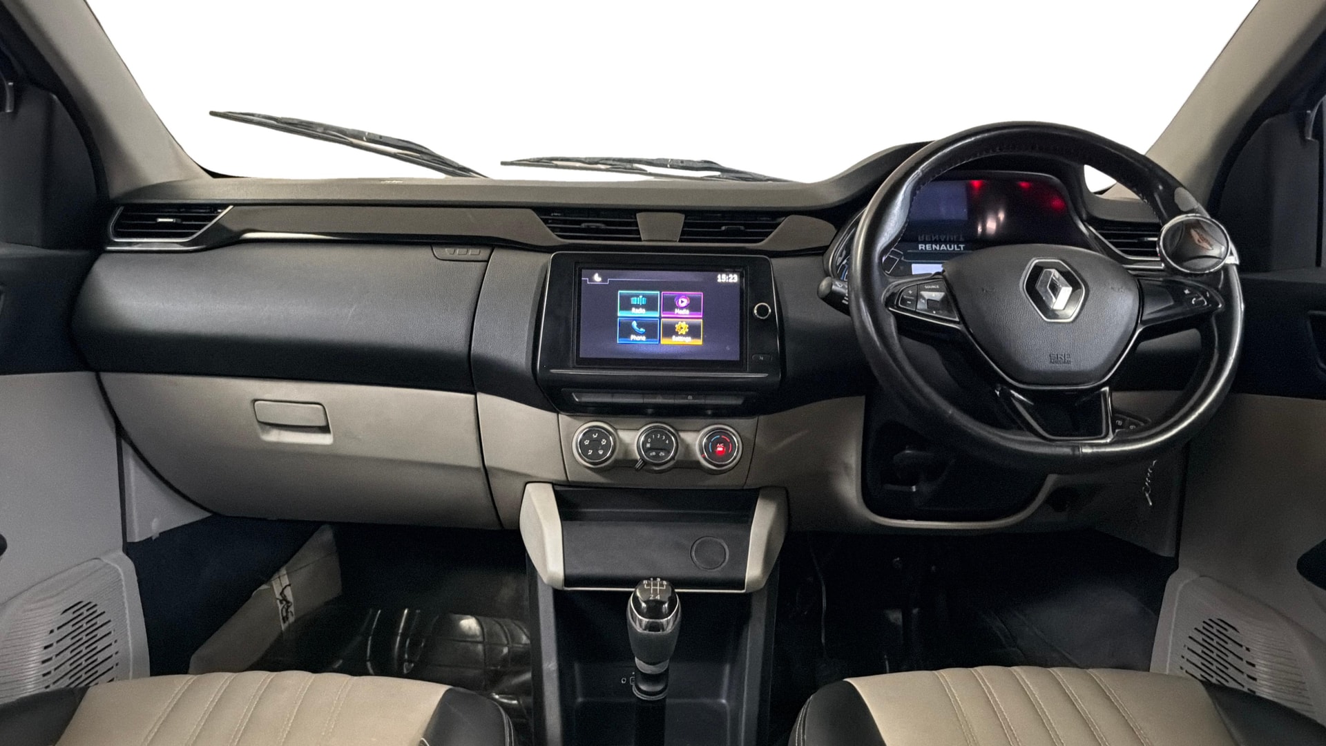 View 2022 Renault Triber RXT Image 16 Used 2022 Renault Triber RXT Image 16