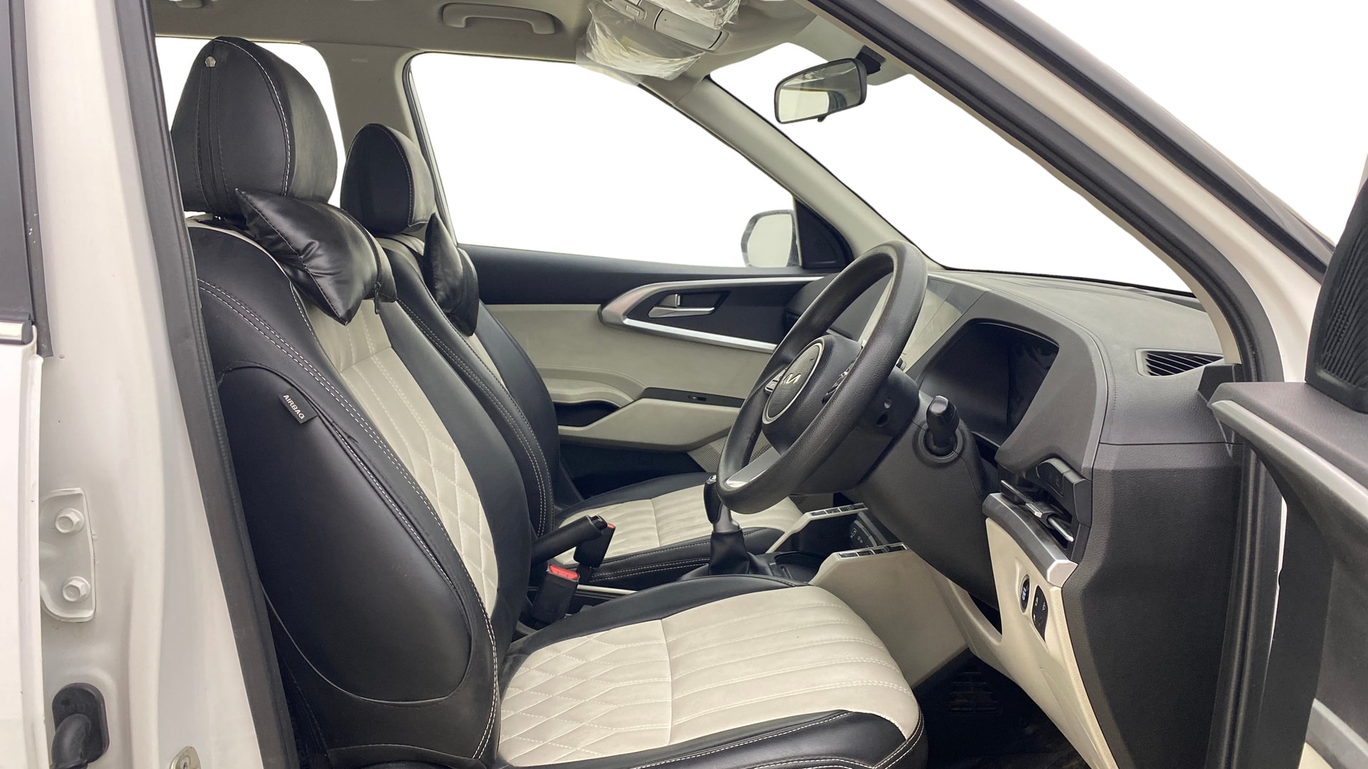 View 2023 Kia Carens Prestige 1.5 Petrol 7 STR Image 19 Used 2023 Kia Carens Prestige 1.5 Petrol 7 STR Image 19
