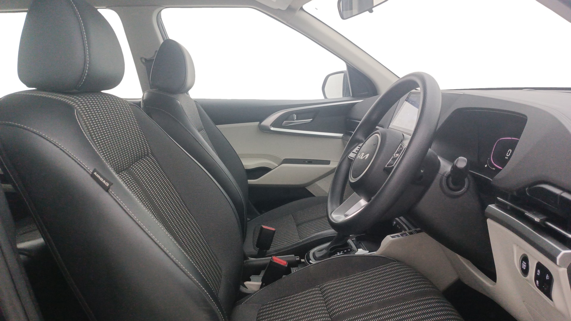 View 2023 Kia Carens Prestige 1.5 Petrol 7 STR Image 19 Used 2023 Kia Carens Prestige 1.5 Petrol 7 STR Image 19