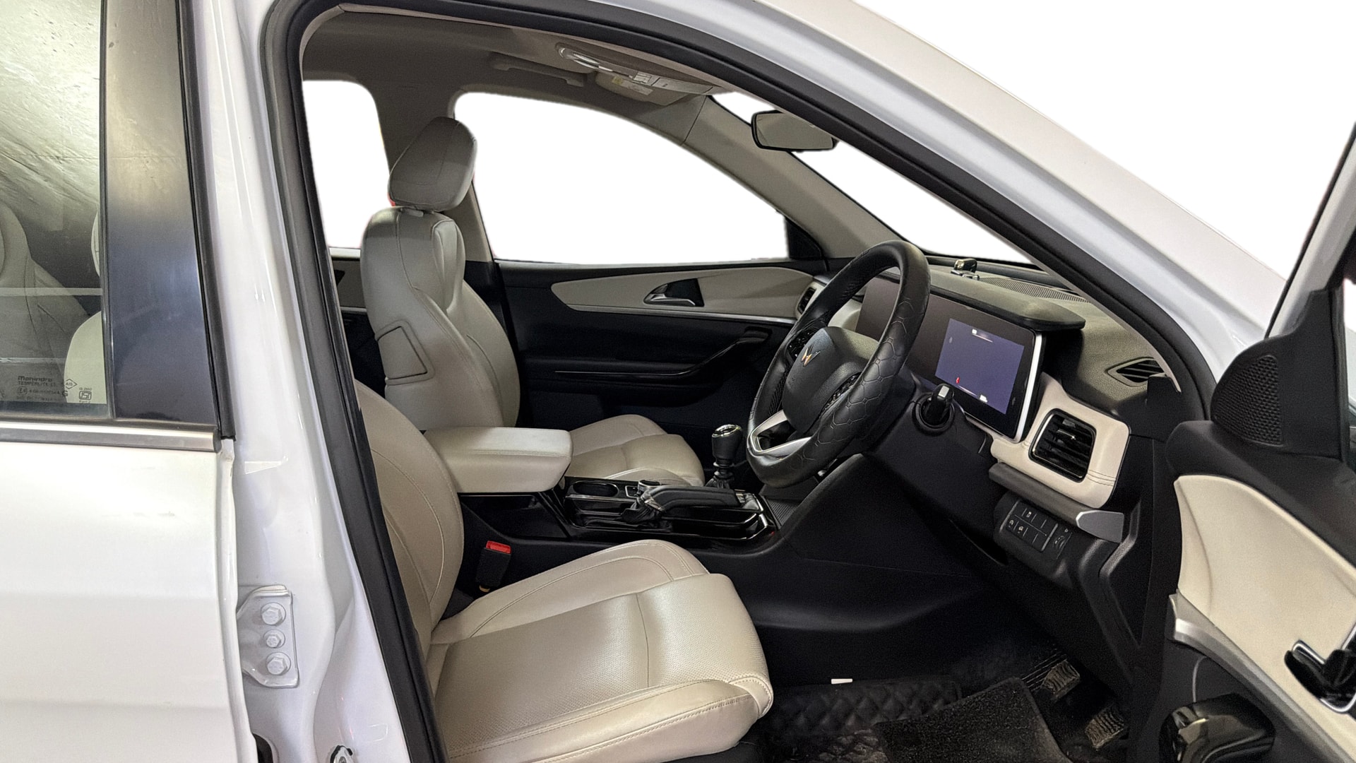 View 2025 Mahindra XUV700 MX Petrol 5 STR Image 19 Used 2025 Mahindra XUV700 MX Petrol 5 STR Image 19