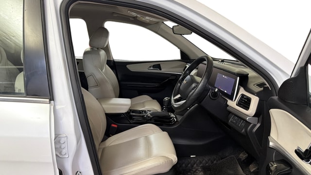 View Mahindra XUV700 Image 19 Used Mahindra XUV700 Image 19