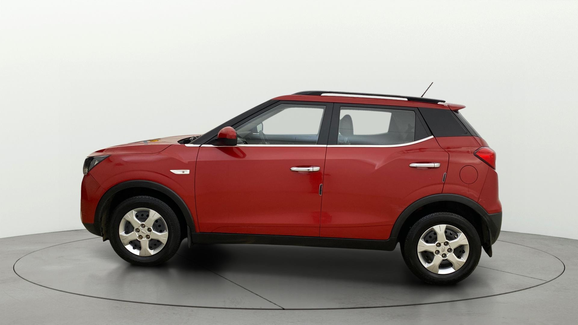 View 2022 Mahindra XUV300 W4 Petrol BS IV Image 5 Used 2022 Mahindra XUV300 W4 Petrol BS IV Image 5
