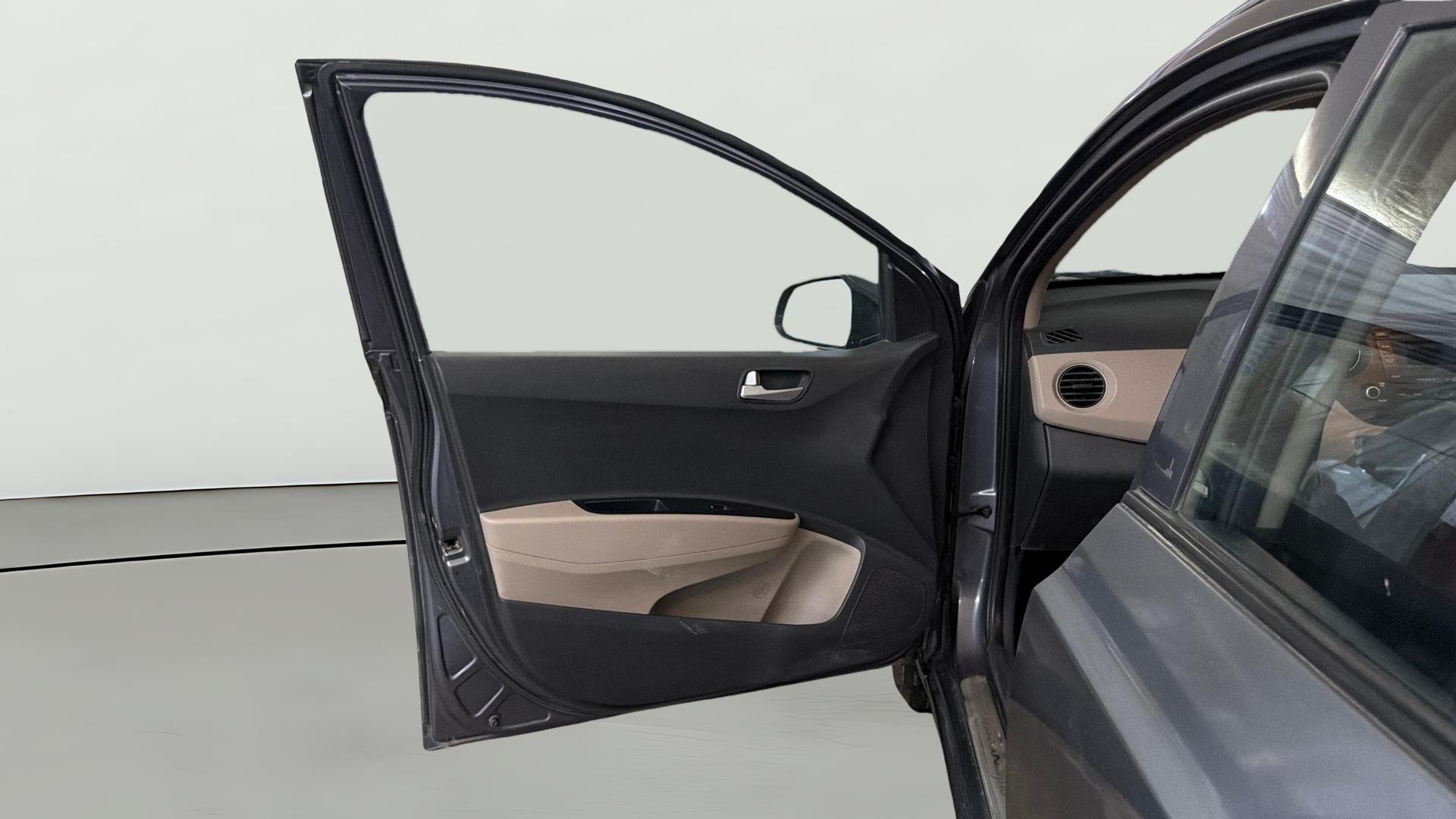 View 2015 Hyundai Grand i10 Sportz 1.2 Kappa Image 30 Used 2015 Hyundai Grand i10 Sportz 1.2 Kappa Image 30