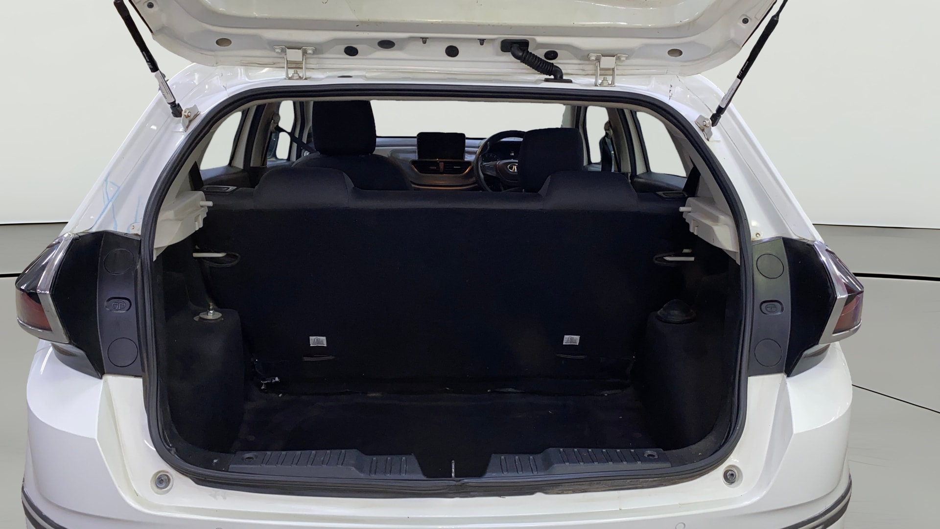 View 2022 Tata Altroz XE Petrol Image 36 Used 2022 Tata Altroz XE Petrol Image 36
