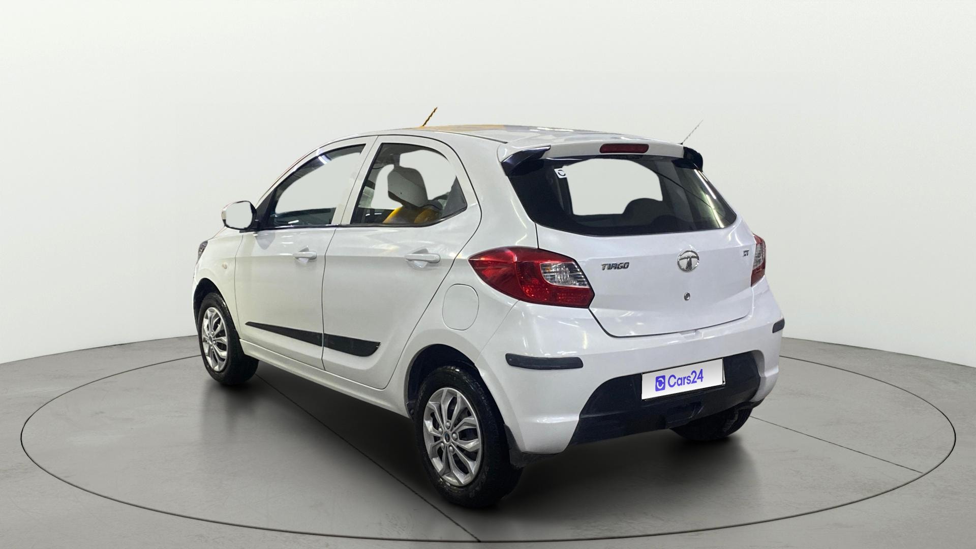 View 2017 Tata Tiago Revotorq XB Image 2 Used 2017 Tata Tiago Revotorq XB Image 2