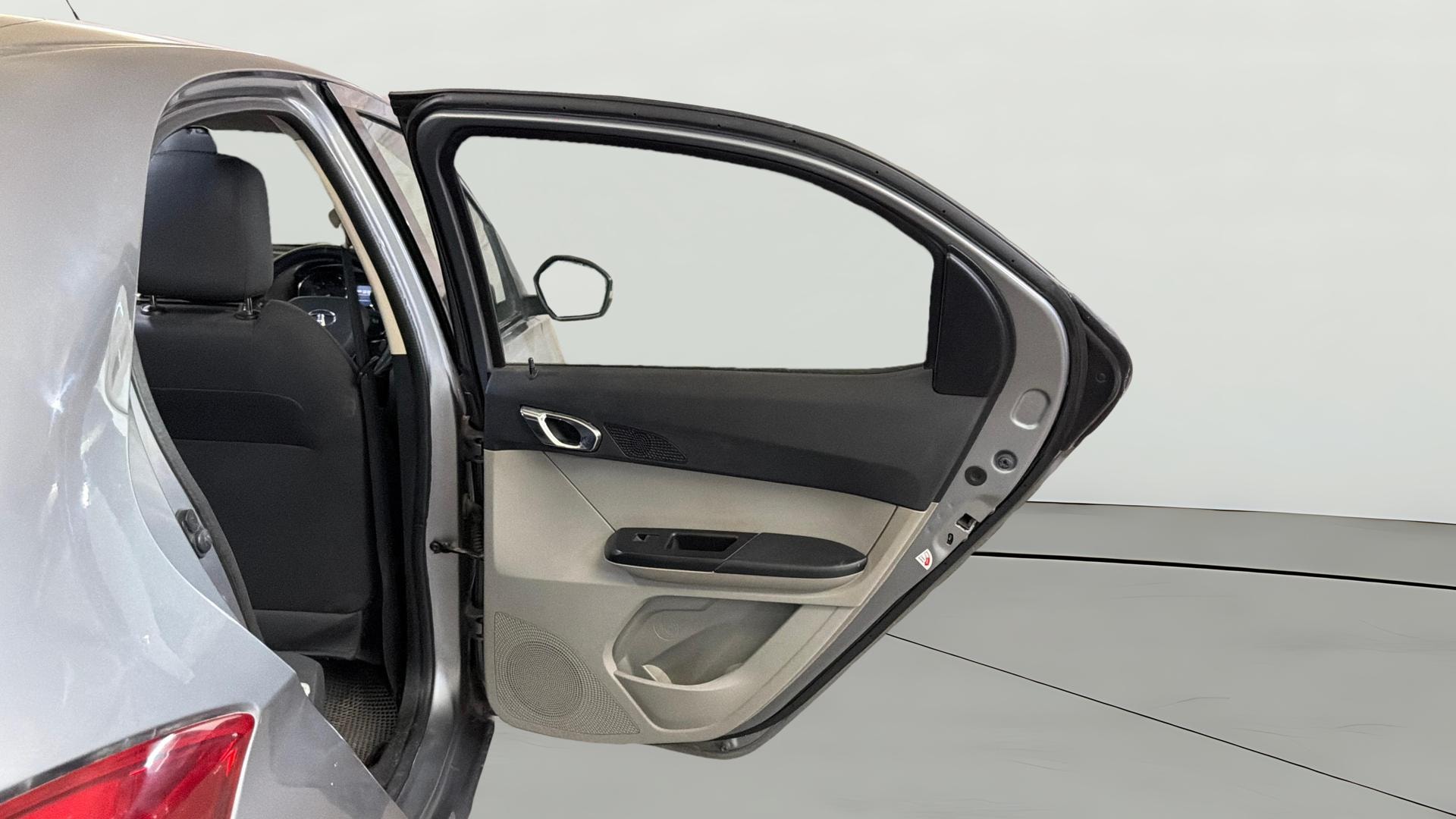 View 2018 Tata Tiago Revotorq XB Image 5 Used 2018 Tata Tiago Revotorq XB Image 5