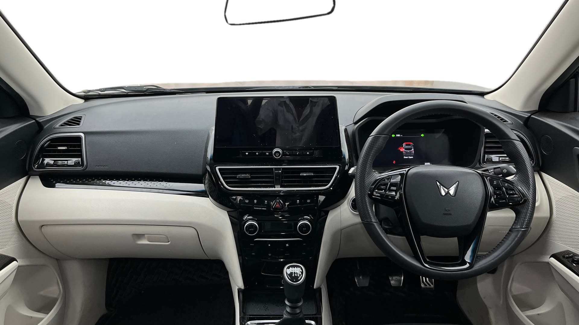 View 2024 Mahindra XUV 3XO AX5L 1.2 TGDi Image 31 Used 2024 Mahindra XUV 3XO AX5L 1.2 TGDi Image 31