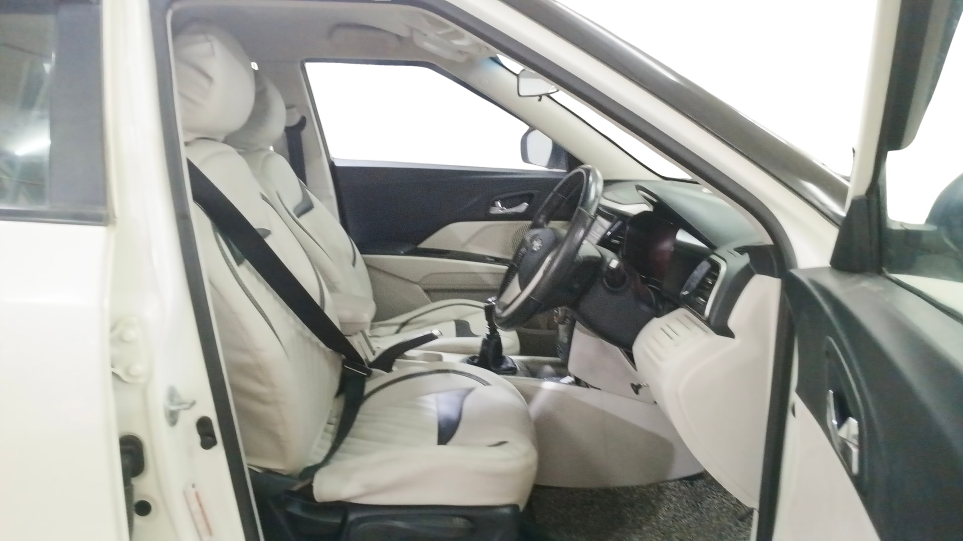 View 2020 Mahindra XUV300 W4 Petrol BS IV Image 18 Used 2020 Mahindra XUV300 W4 Petrol BS IV Image 18