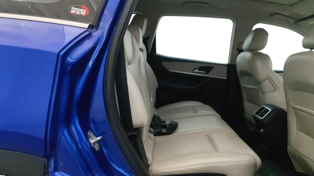 View Mahindra XUV700 Image 38 Used Mahindra XUV700 Image 38