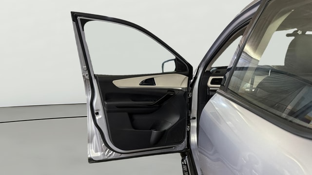 View Mahindra XUV700 Image 38 Used Mahindra XUV700 Image 38
