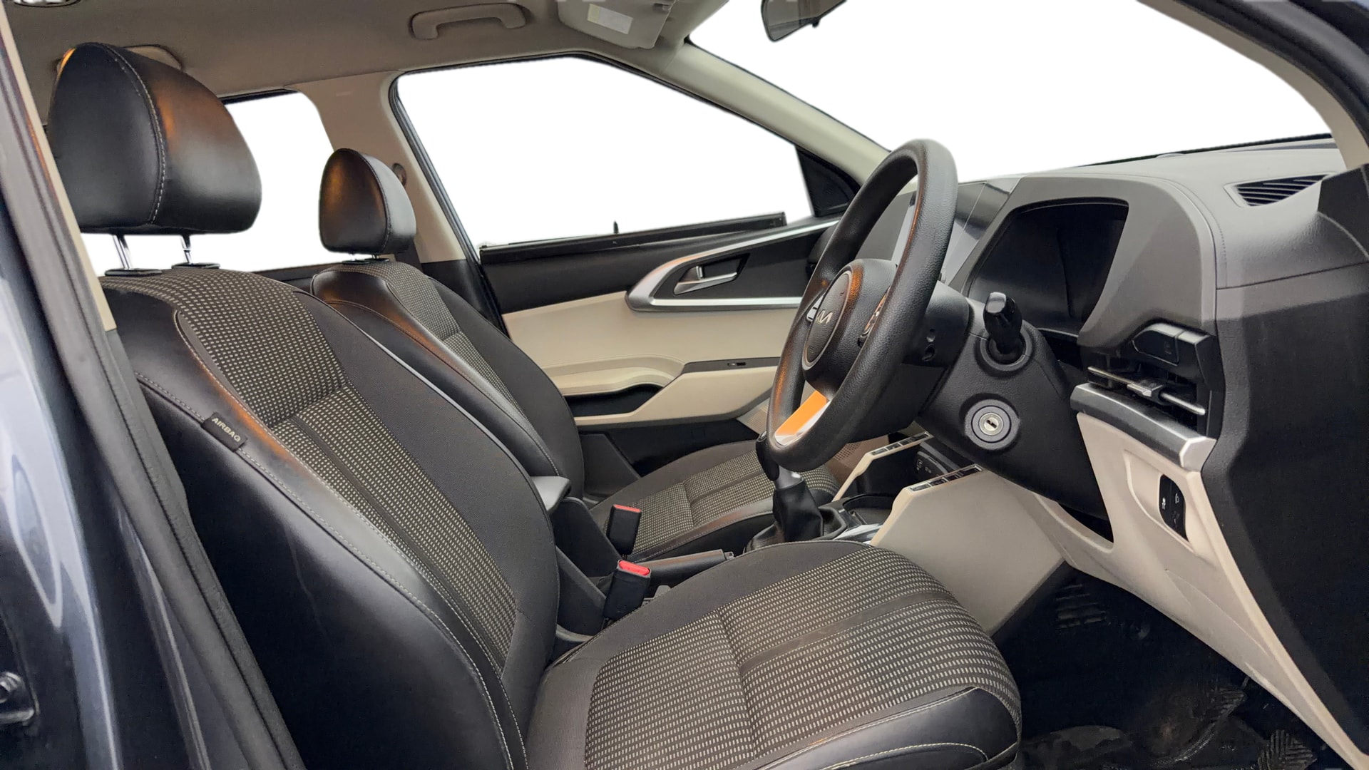 View 2023 Kia Carens Prestige 1.5 Petrol 7 STR Image 18 Used 2023 Kia Carens Prestige 1.5 Petrol 7 STR Image 18