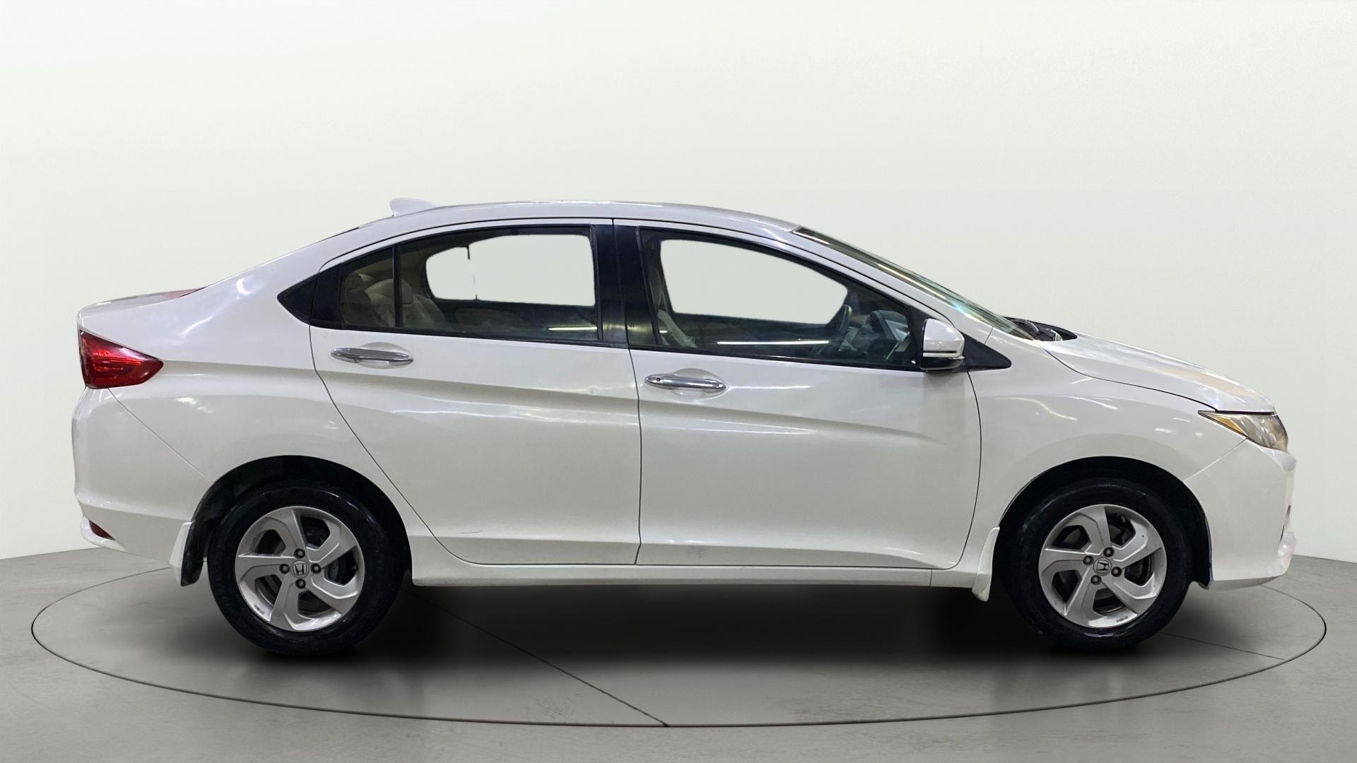 View 2016 Honda City ZX MT Diesel Anniversary Edition Image 9 Used 2016 Honda City ZX MT Diesel Anniversary Edition Image 9