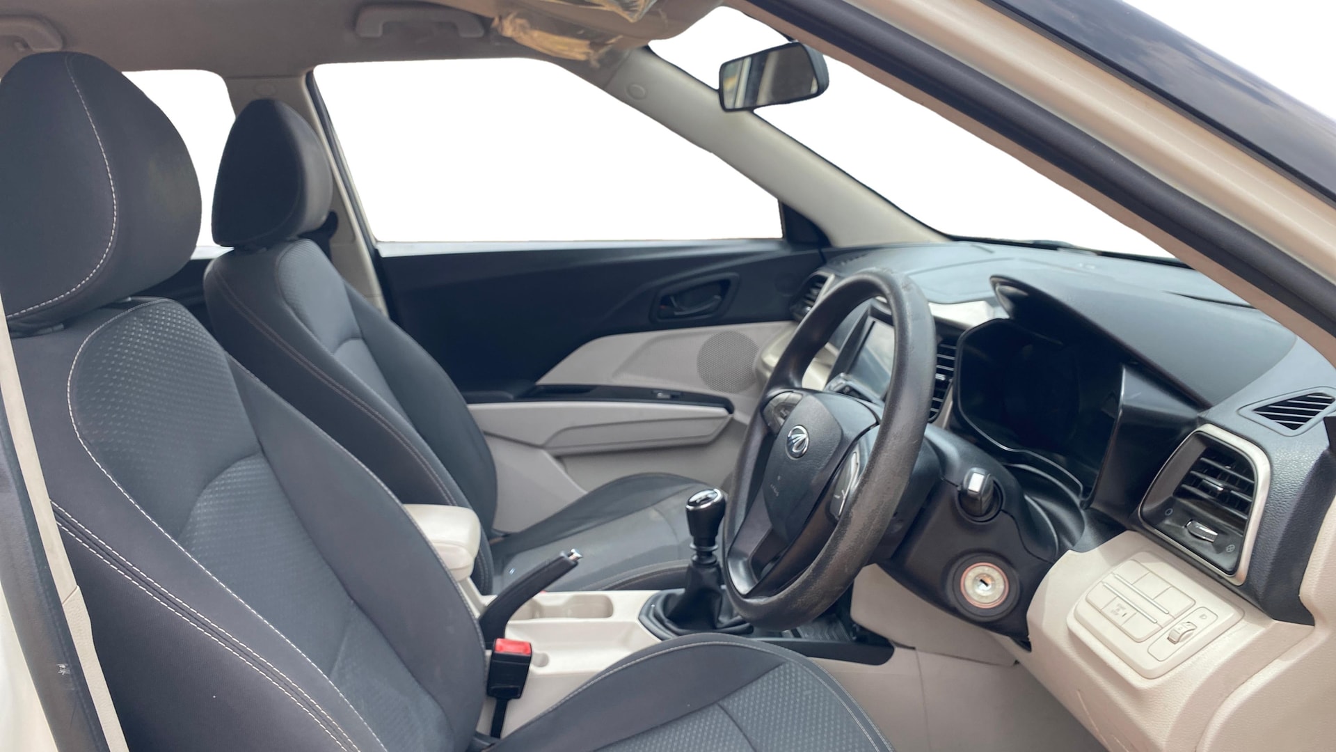 View 2021 Mahindra XUV300 W4 Petrol BS IV Image 25 Used 2021 Mahindra XUV300 W4 Petrol BS IV Image 25