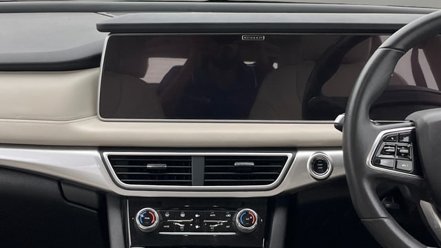 View Mahindra XUV700 Image 34 Used Mahindra XUV700 Image 34