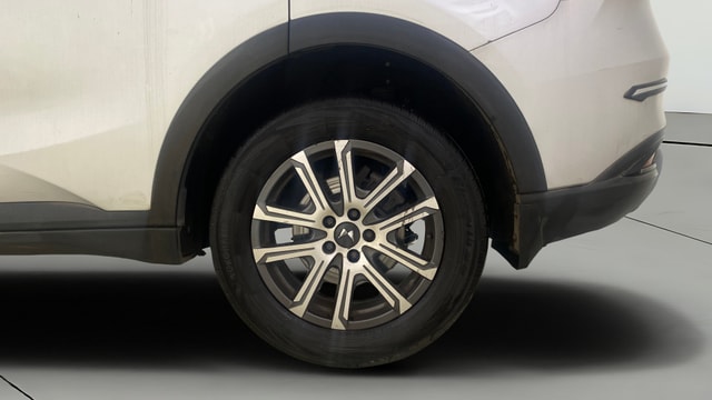 View Mahindra XUV700 Image 8 Used Mahindra XUV700 Image 8
