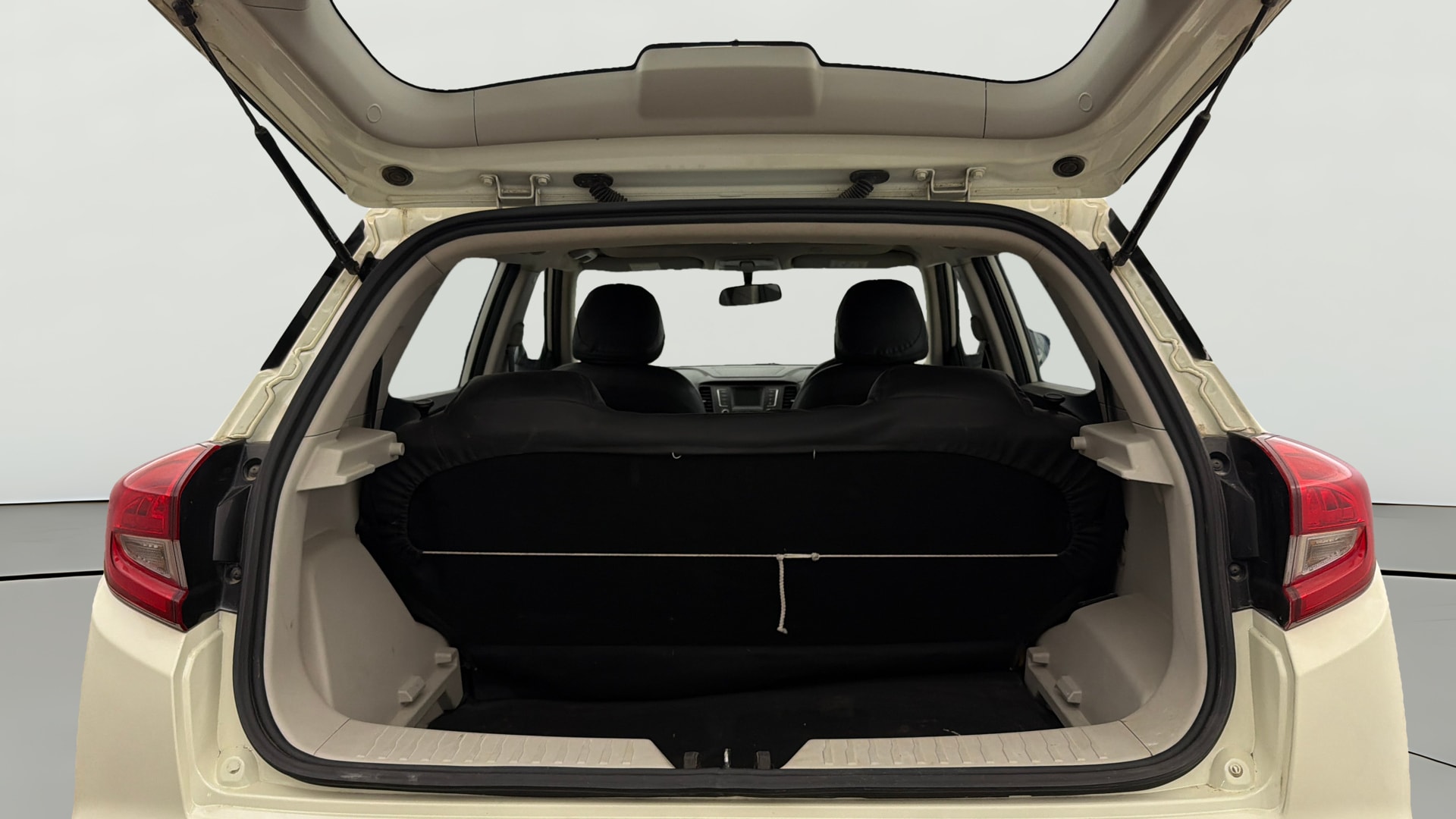 View 2022 Mahindra XUV300 W4 Petrol BS IV Image 37 Used 2022 Mahindra XUV300 W4 Petrol BS IV Image 37