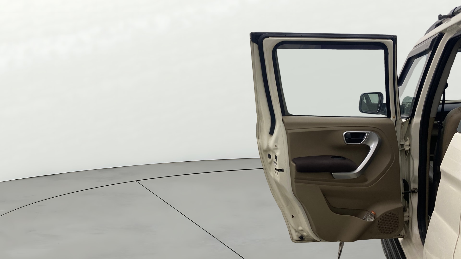 View 2018 Mahindra TUV300 T8 Image 16 Used 2018 Mahindra TUV300 T8 Image 16