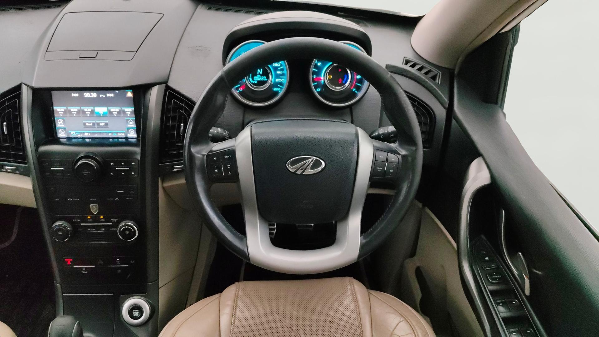 View 2017 Mahindra XUV500 G AT Image 14 Used 2017 Mahindra XUV500 G AT Image 14