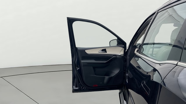 View Mahindra XUV700 Image 40 Used Mahindra XUV700 Image 40